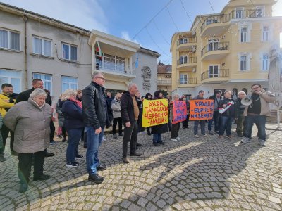 В Черноморец протестираха наследници на земи