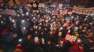 Антиправителствен протест в Братислава Хиляди хора се включиха в организирана