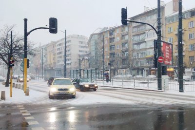 Над 140 снегопочистващи машини извършиха обработки срещу заледяване в София