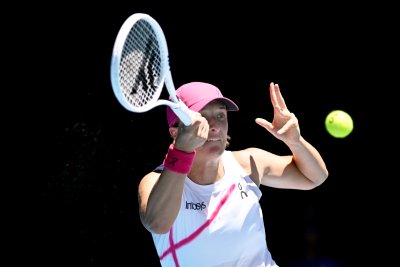 Световната номер 1 Ига Швьонтек се класира за втория кръг на Australian Open след успех над София Кенин