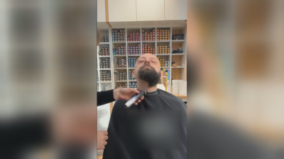 Нестандартна акция: Мъже бръснат брадите си за благотворителност