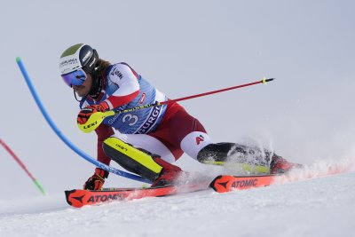 Звездата ни в алпийските ски Алберт Попов не успя да
