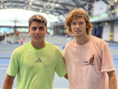 Иван Иванов тренира с Андрей Рубльов преди дебюта си на Australian Open при юношите
