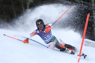 Най добрият български скиор алпиец Алберт Попов падна по трасето в първия