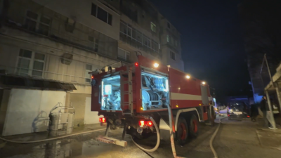 След пожара снощи в жилищен блок в Сопот част от