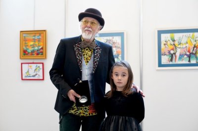 Художникът Иван Яхнаджиев и неговата 7 годишна ученичка Дара Георгиева откриха