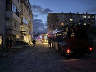 Голям пожар пламна в жилищен блок в Сопот Няма пострадали