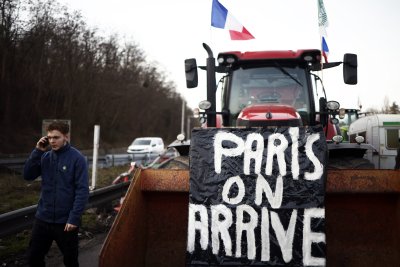 Протестите на фермерите във Франция, ще стигнат ли до Айфеловата кула? (СНИМКИ)