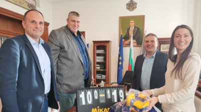 Българската федерация по волейбол дари топки и табло на Община Плевен