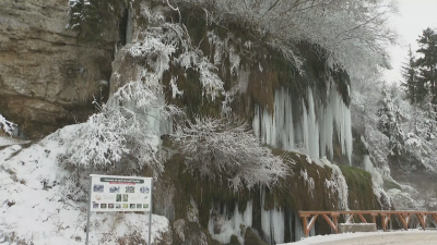 Термален водопад в Румъния замръзна Той се намира край Топлица