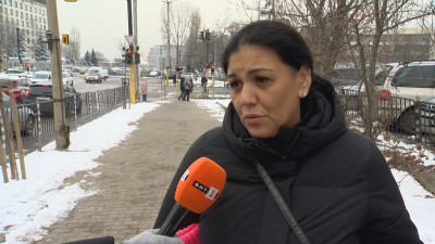 Протест пред "Пирогов": Майката на Даная настоява за оставката на директора