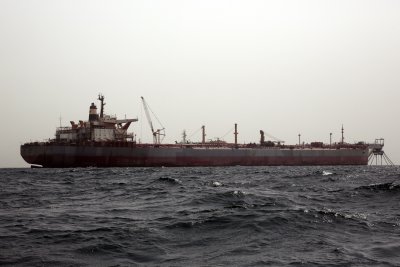 Петролен танкер е в пламъци в Аденския залив след ракетна