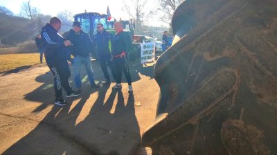 Зърнопроизводители и зеленчукопроизводители в Перник се събраха на протест Те