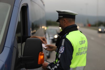 Полицаи в ареста за подкуп - измамили шофьор, че пробата му е положителна