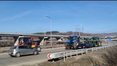 Протестът на фермерите от района на Перник затруднява движението на пътен възел "Драгичево"