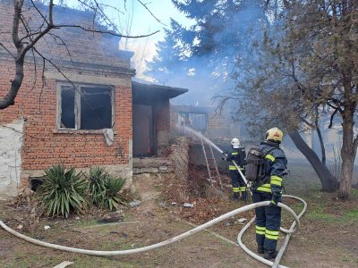 Пожар в стара къща до Математическата гимназия във Варна (СНИМКИ)