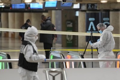 Нападението с нож в Париж не е терористичен акт, съобщават местните власти