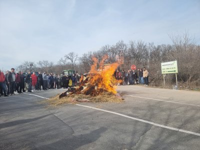 Земеделски производители запалиха бала слама в Стара Загора