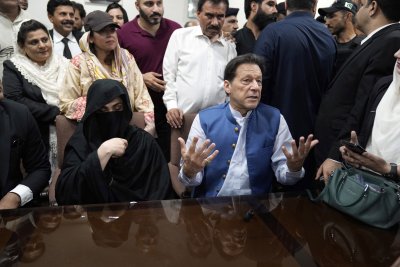 Пакистански съд обяви за незаконен брака на бившия премиер Имран Хан