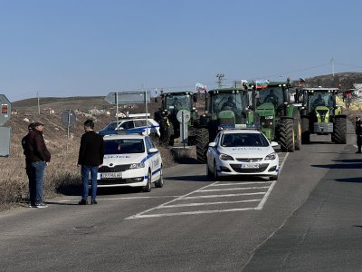 Екипи на полицията проверяват всички протестиращи зърнопроизводители в Бургаско