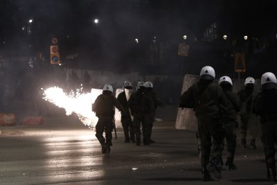 Пред гръцкия парламент сблъсъци на полицията и демонстранти срещу