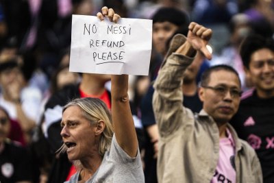 Феновете в Хонконг бесни, след като Лео Меси не взе участие в приятелски мач в страната