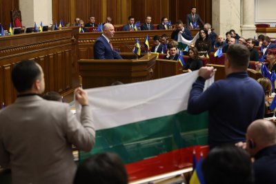 Украински депутати разпънаха български флаг при посещението на Желязков във Върховната Рада (ГАЛЕРИЯ)