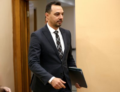 Министърът на икономиката Богдан Богданов и заместник министърът Николай Павлов заминават
