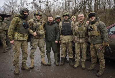 Президентът Володимир Зеленски посети украинските войски на югоизточния фронт и