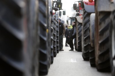 Гръцките фермери влязоха с трактори в Солун Обещават че няма