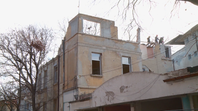 Събарят старинна къща в Пловдив, докато тече процедура да се върне културният ѝ статут