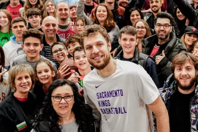 Българската баскетболна звезда Александър Везенков получи изключително топло посрещане в