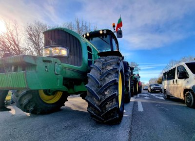 Четири ключови кръстовища в Бургаско бяха блокирани от фермери