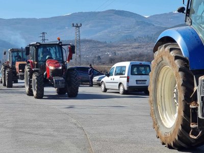 Земеделците от района на Кюстендил блокираха главния път за Граничния