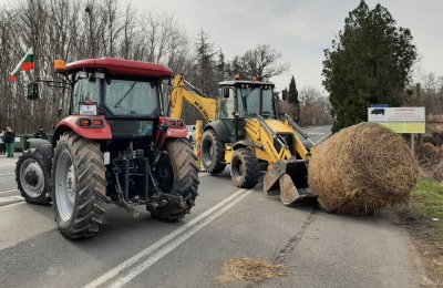 Земеделци отново блокираха главния път Варна - Бургас (СНИМКИ)