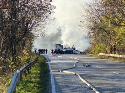 Заради пожар е затворен пътят София - Варна на разклона за с. Кесарево