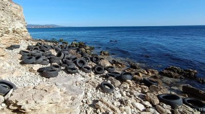 Доброволци почистиха плаж в Несебър от стотици изхвърлени стари гуми