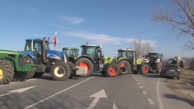 Протестиращи фермери затвориха подстъпа към АМ "Тракия" при пътен възел "Гелеменово"