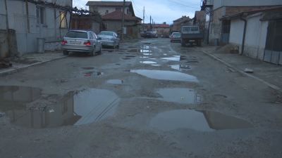 Разбити улици, наводнени къщи и счупени автомобили в Дупнишко