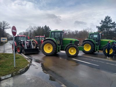 Недоволни земеделски производители от варненско отново блокираха пътя Варна Бургас