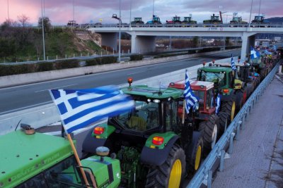 Протестиращите земеделци в Гърция блокираха днес магистралата Атина Ламия и