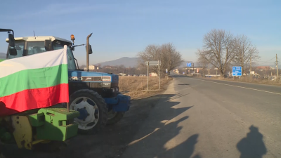Протестиращи земеделци ще блокират около обяд пътя за Северна Македония