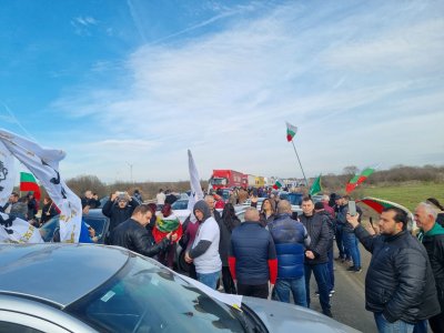 Привърженици на "Възраждане" блокираха за няколко часа ГКПП "Лесово", "Калотина" и "Йовково"