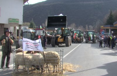 Земеделци блокираха пътя към Велинград