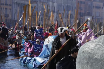 Карнавалът във Венеция е привлякъл посетители от 166 националности тази година (СНИМКИ)