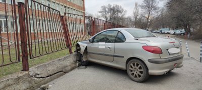 18-годишен без книжка блъсна свой връстник и се удари в училище в София (СНИМКИ)
