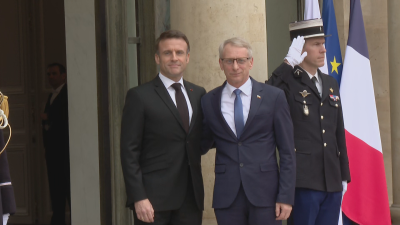 Премиерът Николай Денков беше посрещнат от президента на Франция Еманюел