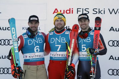 Швейцарецът Нилс Хинтерман спечели спускането от Световната купа по ски