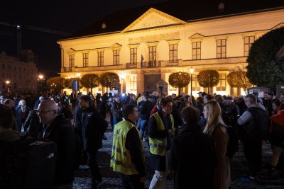 Стотици унгарци се събраха снощи пред сградите на президентството и