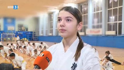 Елена Емануилова е състезател по карате в клуб Ипон в